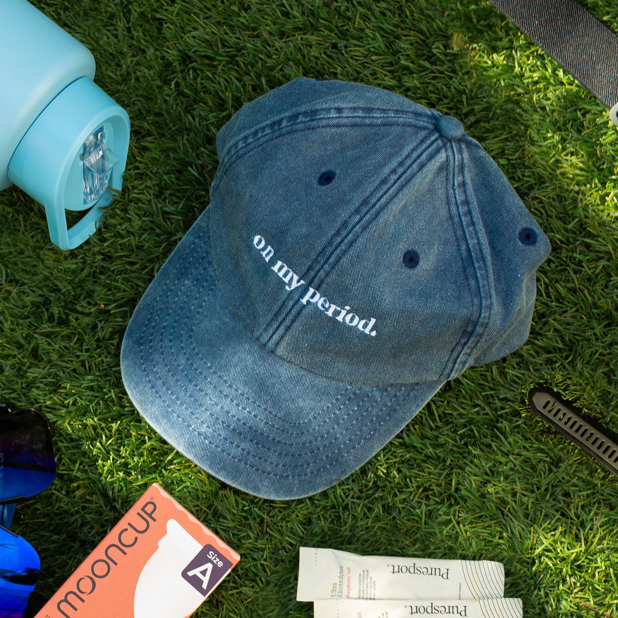 mooncup-original-casquette-on-my-period-brod-e-noire image 2
