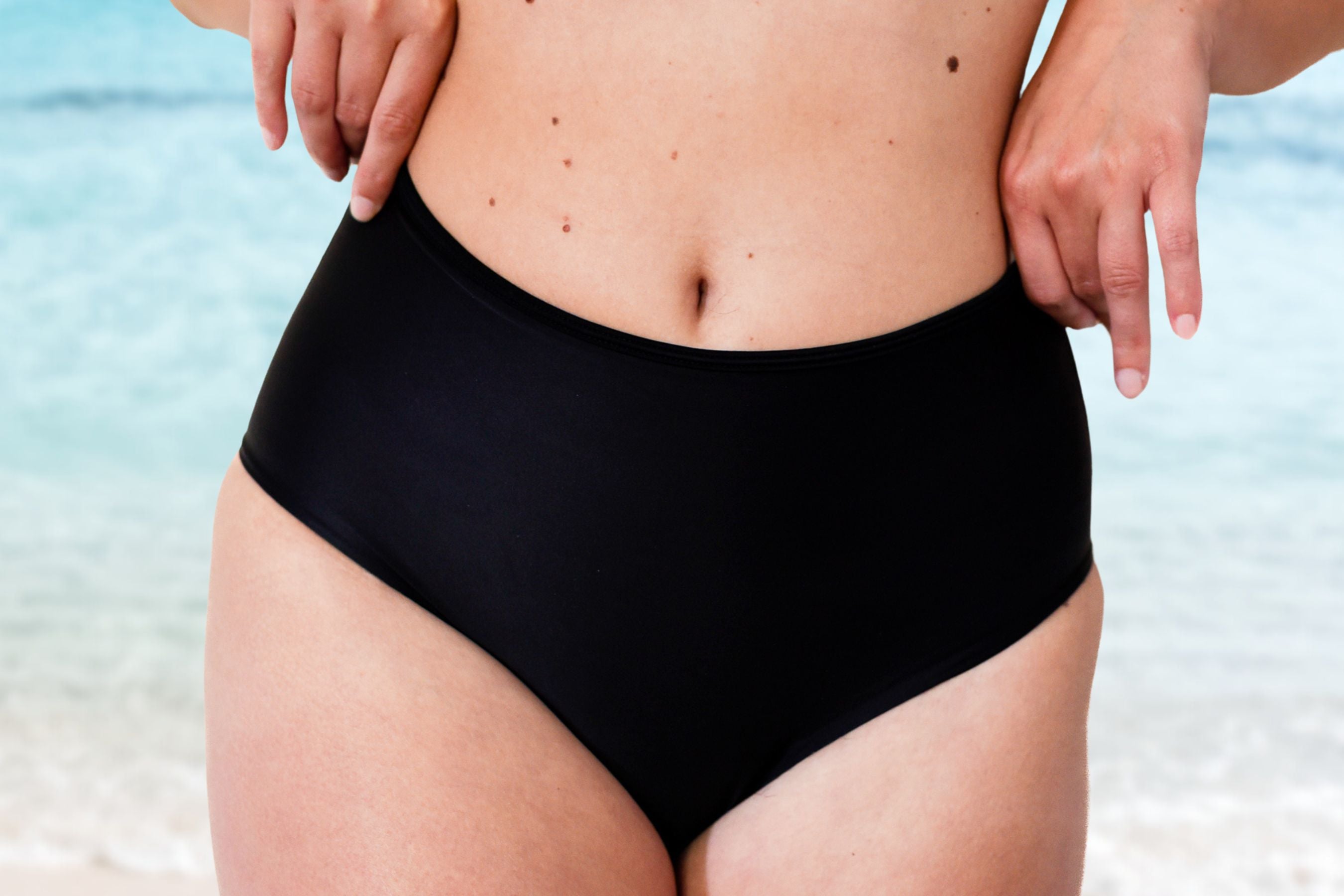 louloucup-laura-bas-maillot-menstruel-noir-flux-l-ger-moyen image 3